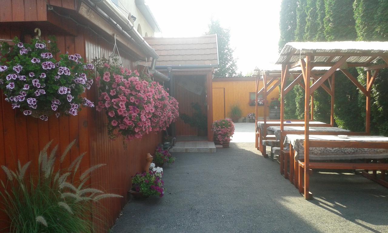 Kisdiófa Panzió és Vendéglő Vajdácska Exterior foto